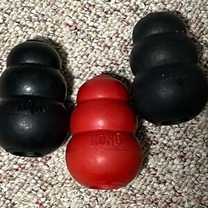 KONG Classic & KONG Extreme Rubber Dog Toys – Red & Black – Set of 3